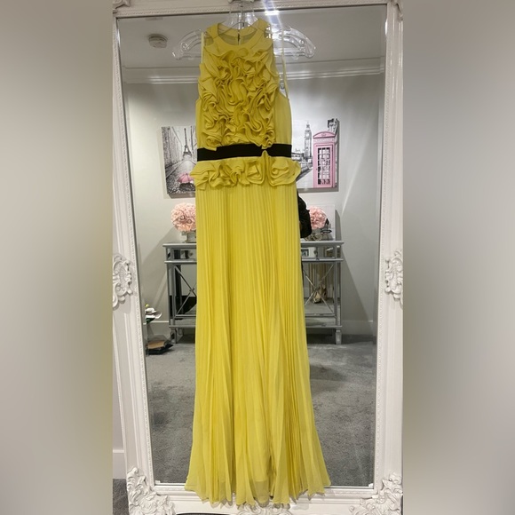 BCBG canary yellow raffle front dress with beautiful pleating - Picture 5 of 7